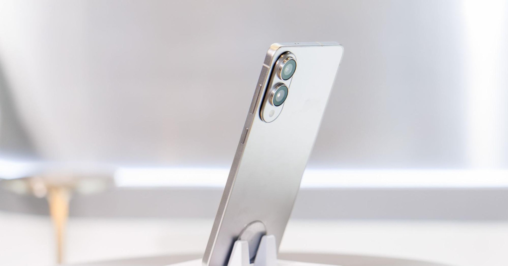 Galaxy S25 Edge "tạo sóng" trong giới công nghệ và thời trang