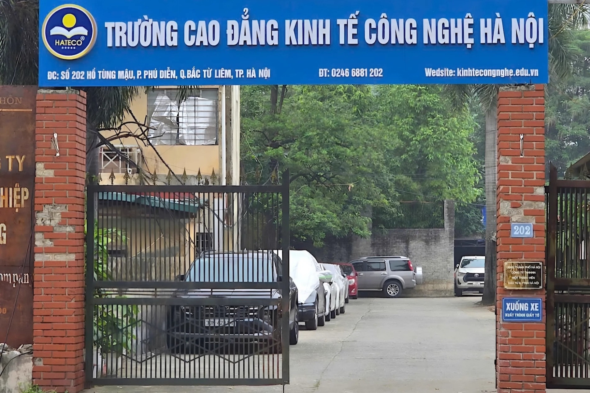Hàng trăm sinh viên sững sờ vì bị cho dừng học đột ngột
