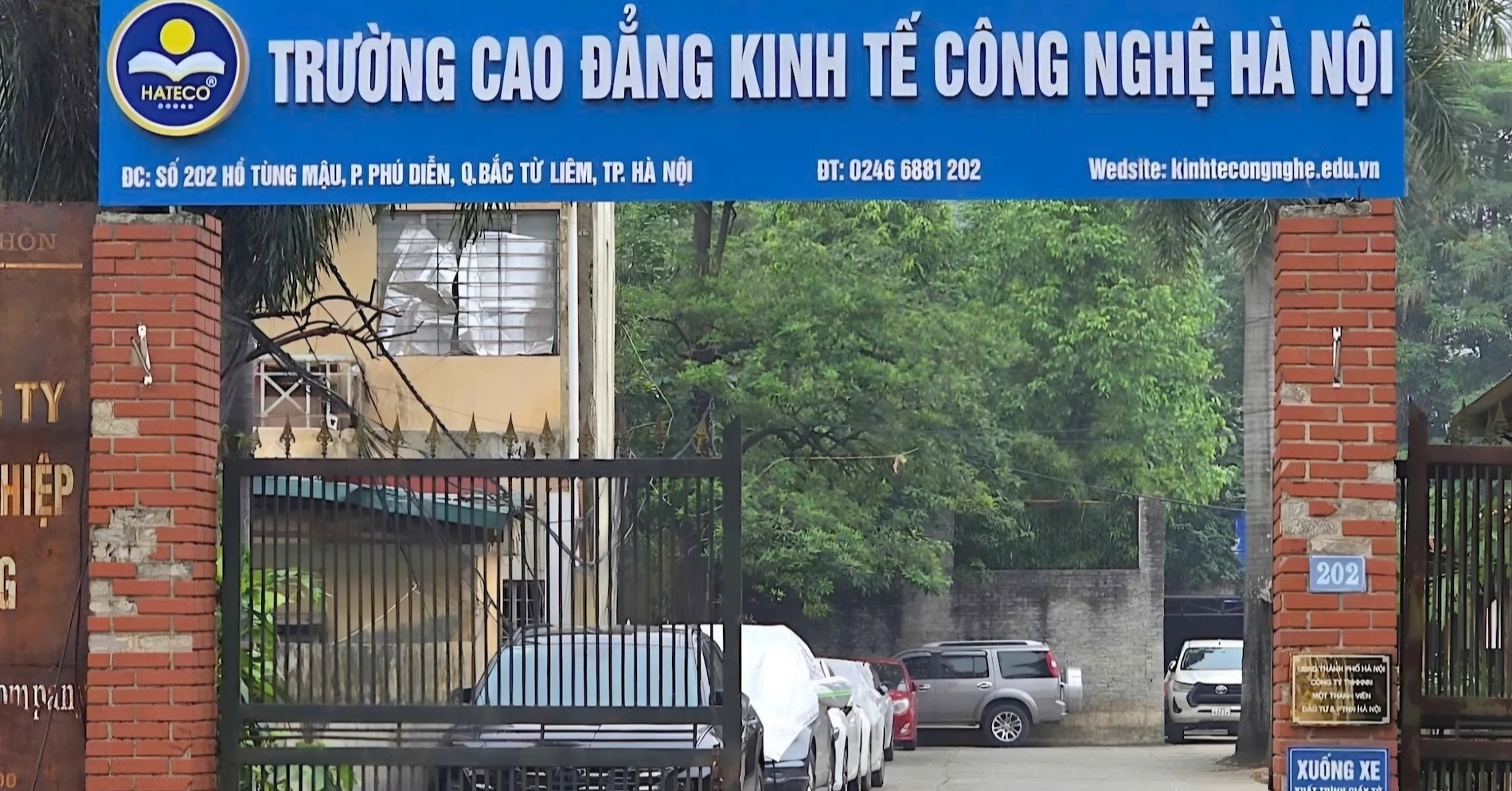 Hàng trăm sinh viên sững sờ vì bị cho dừng học đột ngột