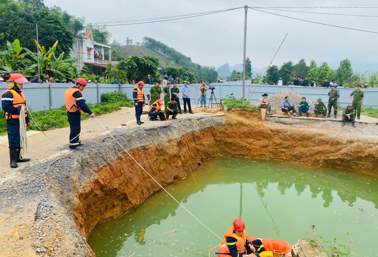 Người đi xe máy lao xuống 'hố tử thần': Dùng camera chuyên dụng tìm vị trí nạn nhân