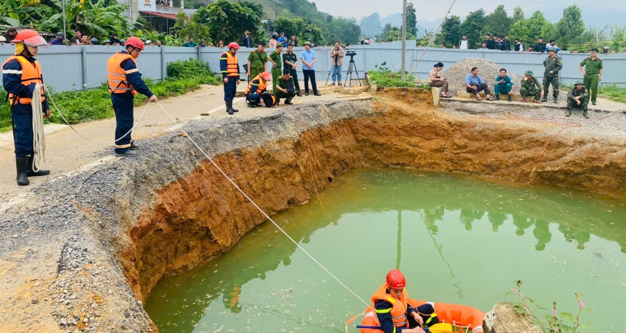 Hiện trường tìm kiếm nạn nhân rơi xuống "hố tử ...