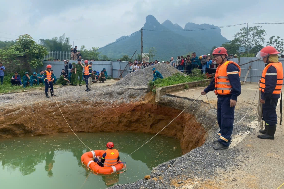Hiện tượng địa chất bí ẩn vụ xe máy lao xuống 'hố tử thần'