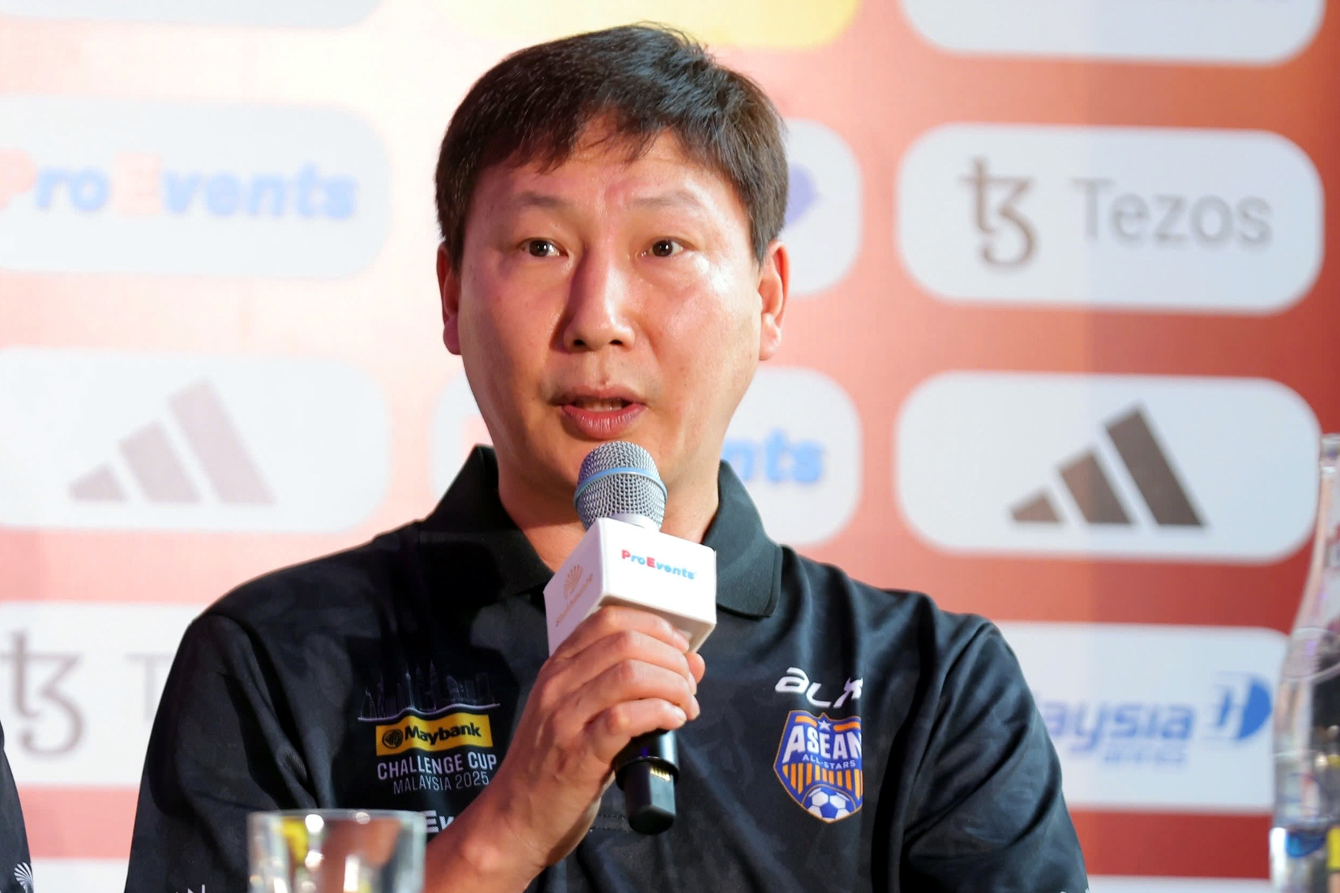 HLV Kim Sang Sik: Các ngôi sao Đông Nam Á chơi tốt trước MU