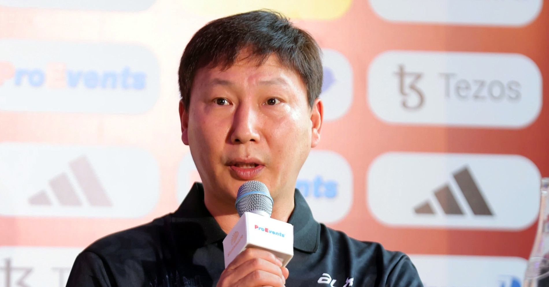 HLV Kim Sang Sik: Các ngôi sao Đông Nam Á chơi tốt trước MU