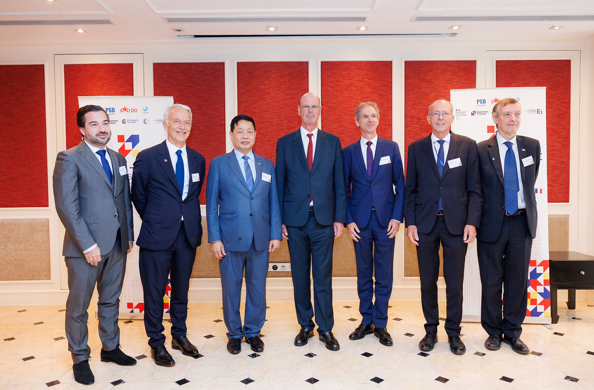 Hop tac viet phap .jpg