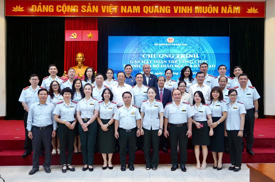 lanh dao bo chup anh luu niem.png