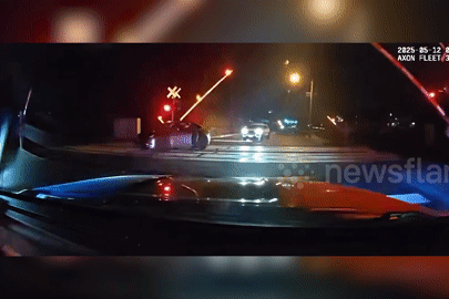 Nghẹt thở pha cảnh sát cứu tài xế trên đường ray khi tàu hoả đang lao tới