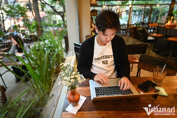 Ngồi lâu ở quán cà phê: Khách nên gọi thêm đồ hay trả thêm tiền chỗ ngồi?