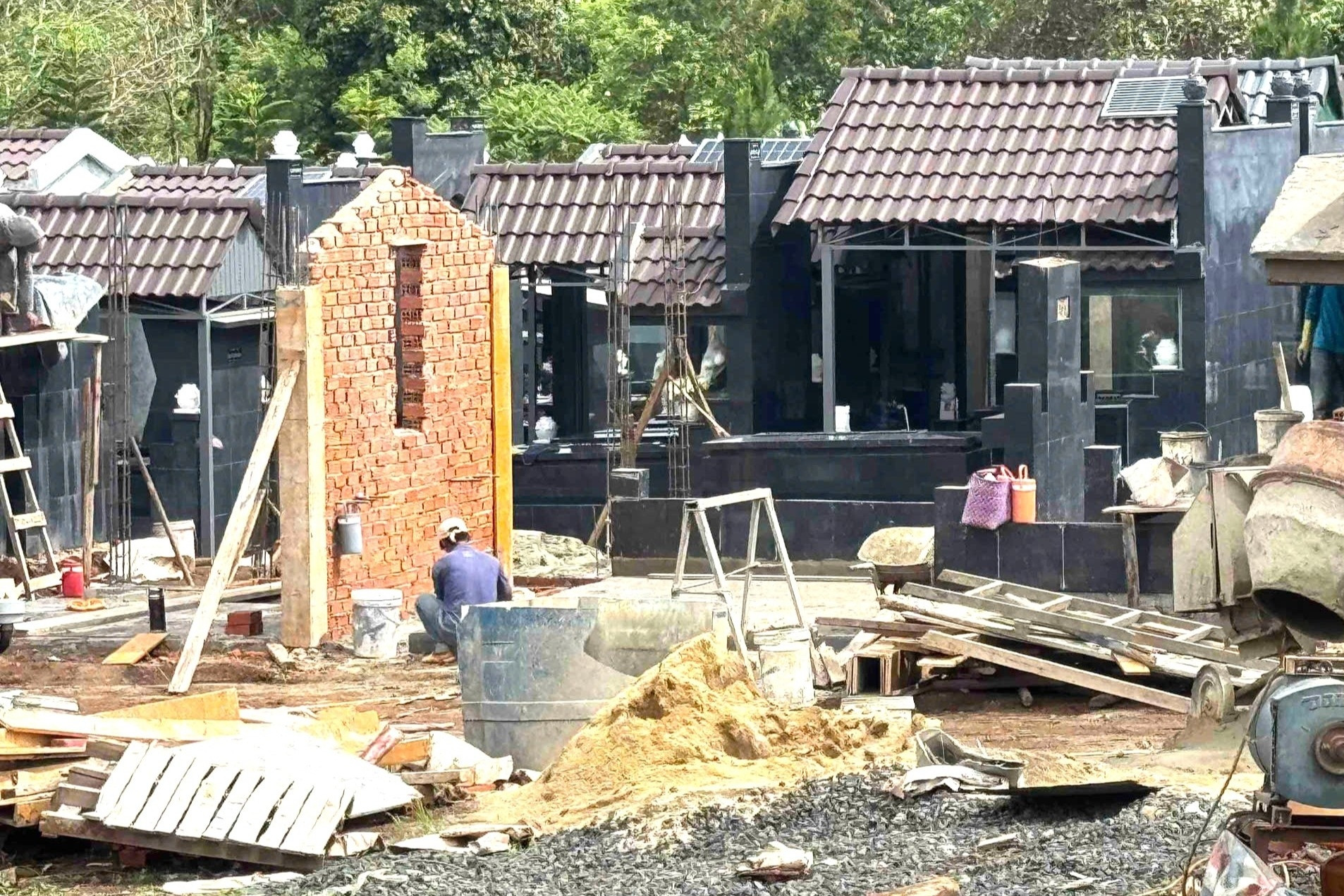 Chủ thầu xây mộ lao đao vì giá cát tăng phi mã, lo phải bù lỗ tới 10 triệu đồng/ngôi mộ