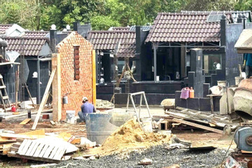 Chủ thầu xây mộ lao đao vì giá cát tăng phi mã, lo phải bù lỗ tới 10 triệu đồng/ngôi mộ
