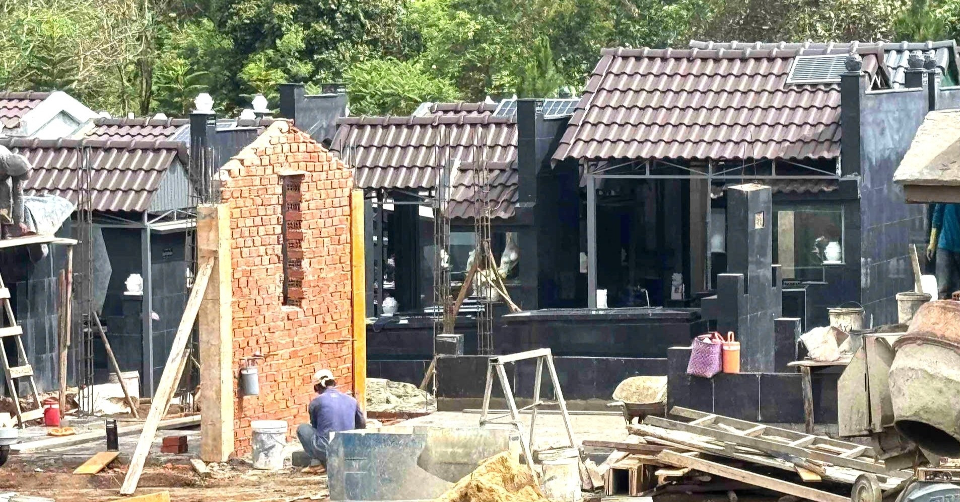 Chủ thầu xây mộ lao đao vì giá cát tăng phi mã, lo phải bù lỗ tới 10 triệu đồng/ngôi mộ