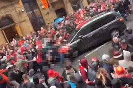 Người đàn ông lái xe ô tô đâm vào CĐV Liverpool tạo cảnh tượng kinh hoàng