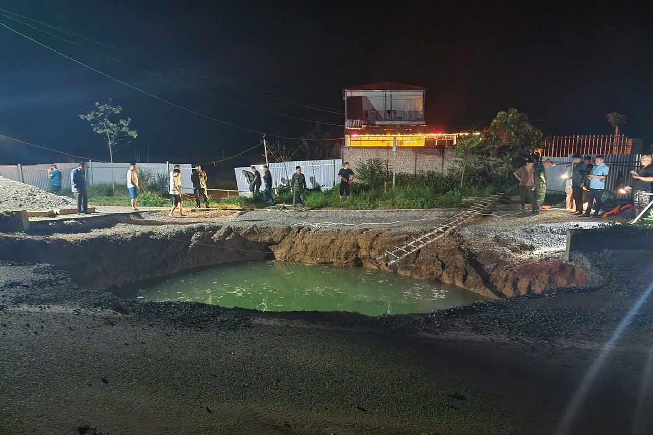 Người đi xe máy lao xuống 'hố tử thần' sâu 10m, nhiều giờ chưa tìm được nạn nhân