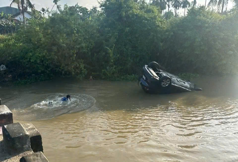 Ô tô lao xuống sông, ông ngoại cùng cháu 30 tháng tuổi thoát chết trong gang tấc