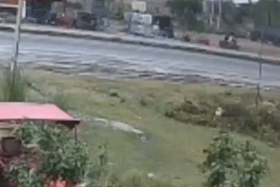 Ô tô lật 5 vòng trên cao tốc, 4 hành khách thoát chết kỳ diệu