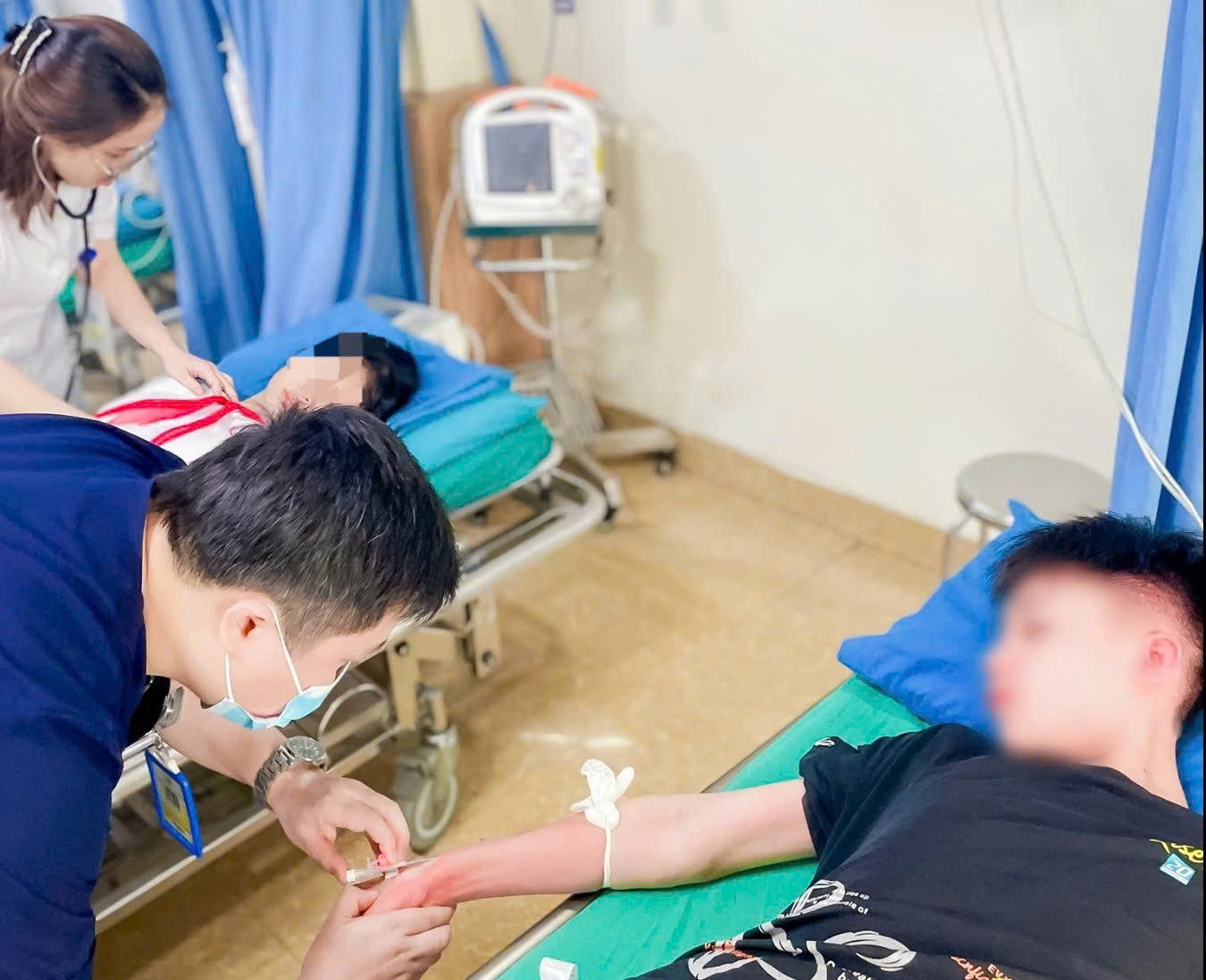 4 học sinh nhập viện cấp cứu do bạn ném tổ ong vào đám đông khi tổng kết năm học