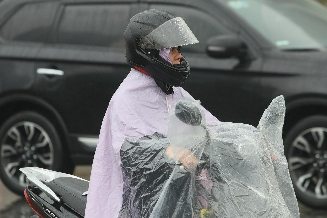 Tình huống 'ô tô phóng qua vũng nước cạnh xe máy' vào bộ 600 câu hỏi sát hạch