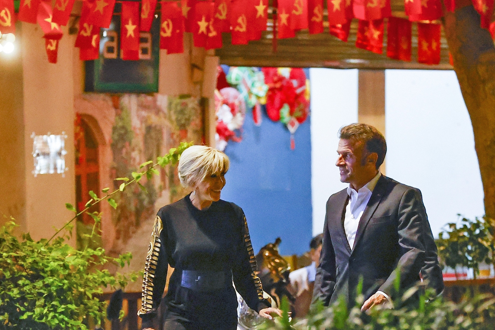 Tổng thống Pháp và Phu nhân nắm tay dạo phố Hà Nội, thăm Nhà thờ Lớn