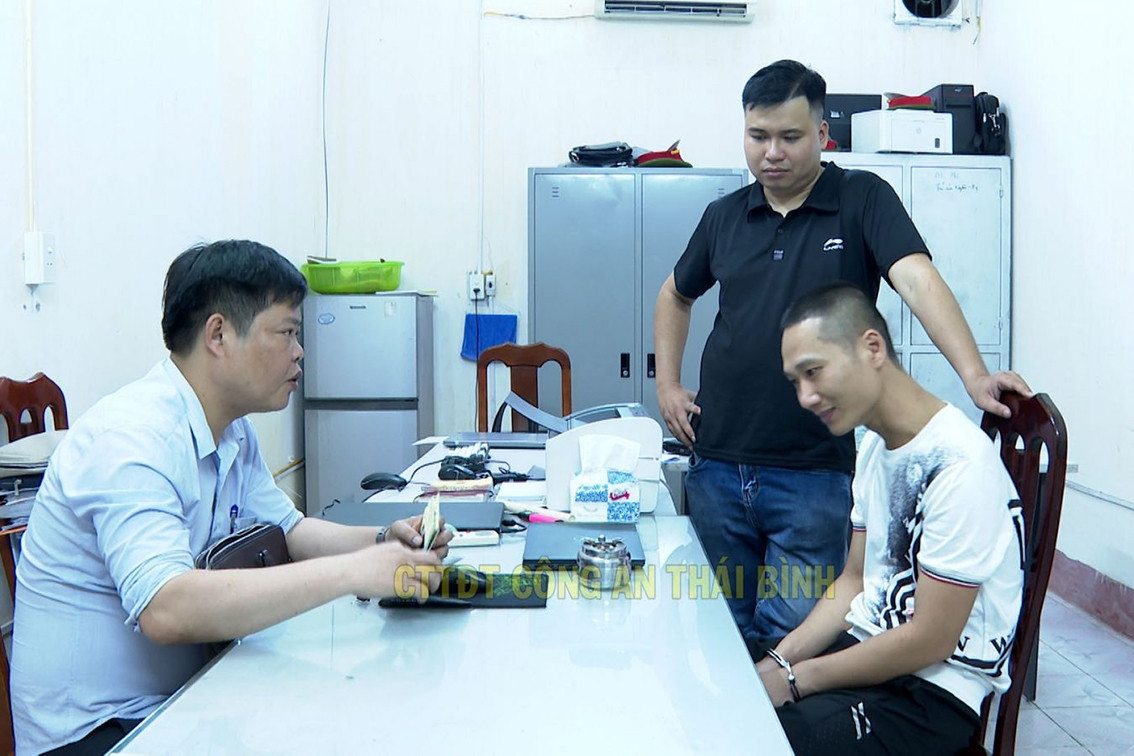 Triệt phá đường dây mua bán người, ép làm nhân viên quán karaoke