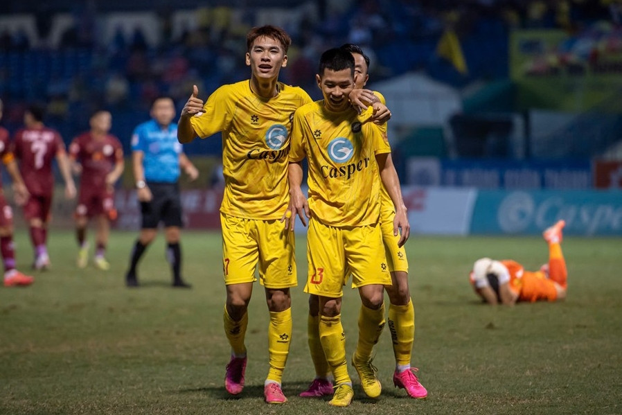 Vũ Minh Tuấn ghi bàn phút 90+4, Bình Định thoát thua Thanh Hóa