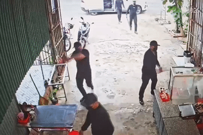 Vụ côn đồ áo đen phá quán phở: Tấn công nhà 2 người thân con nợ để gây áp lực