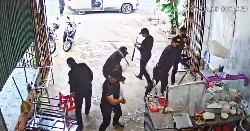 Vụ côn đồ áo đen phá quán phở: Tấn công nhà 2 người thân con nợ để gây áp lực