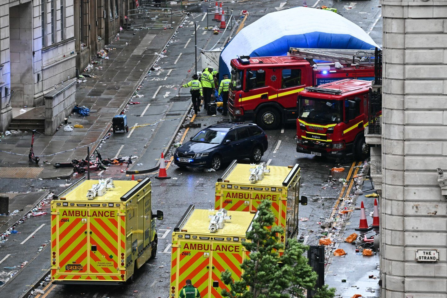 www_thesun_co_uk Polizei-Notfallpersonal behandelt Vorfall 998379276 (1).jpg
