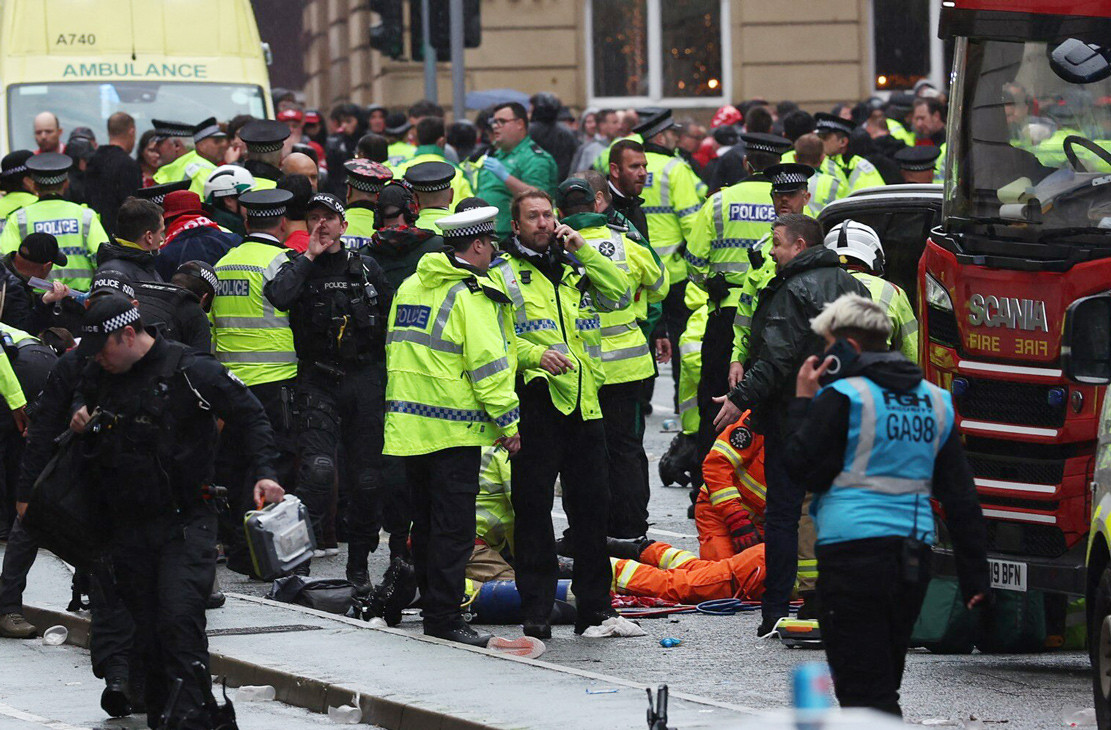 www_thesun_co_uk Polizei-Notfallpersonal behandelt Vorfall 998379276.jpg