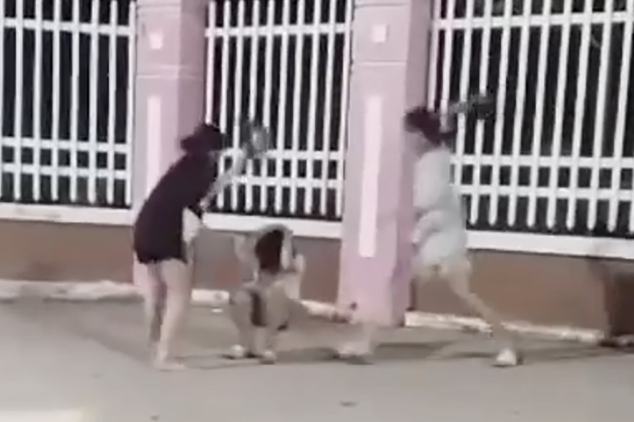 Xác minh clip nữ sinh bị bạn cầm mũ bảo hiểm đánh tới tấp vào đầu