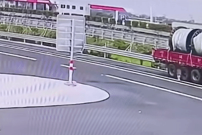 Xe Tesla Model 3 lao như đạn bắn vào đuôi xe đầu kéo, nghi lỗi chế độ tự lái