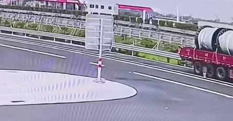 Rợn người khoảnh khắc xe điện Tesla lao như đạn bắn vào đuôi xe đầu kéo