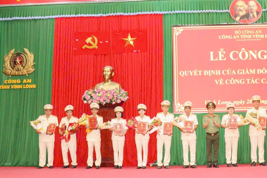 28 lãnh đạo cấp phòng của Công an tỉnh Vĩnh Long tình nguyện nghỉ hưu trước tuổi