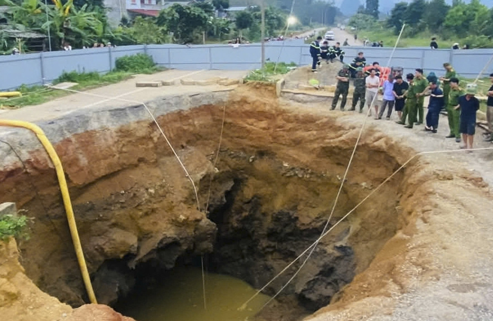 Bản tin trưa 28/5: Danh tính người đi xe máy lao xuống 'hố tử thần’ sâu 10m