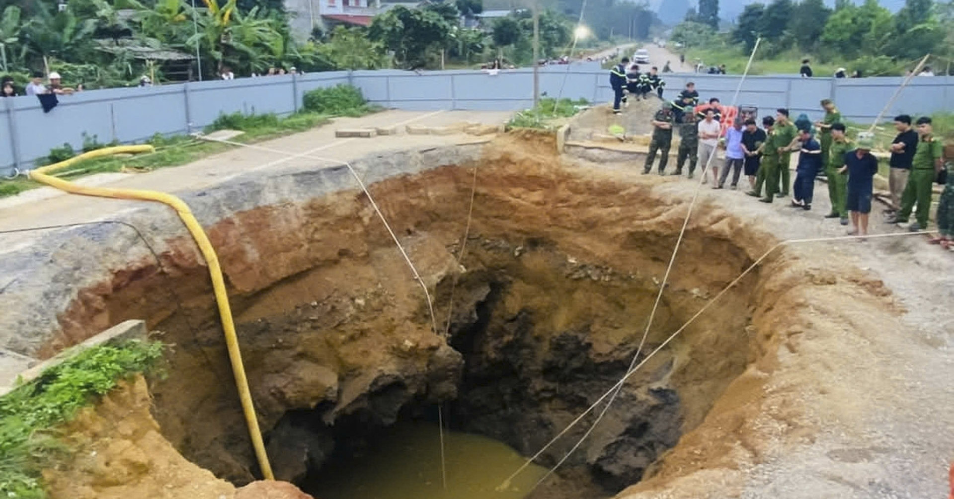 Bản tin trưa 28/5: Danh tính người đi xe máy lao xuống 'hố tử thần’ sâu 10m