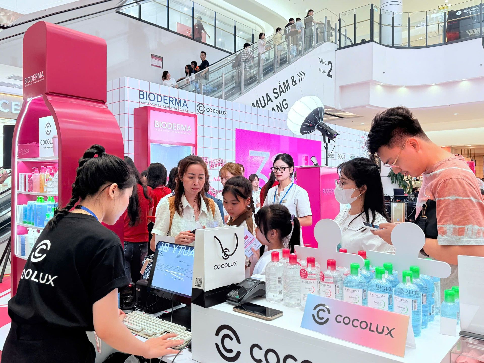 Ảnh 1 Hàng trăm khách hàng mua sản phẩm và trải nghiệm các sản phẩm Bioderma chính hãng do Cocolux phân phối_ (1).jpg