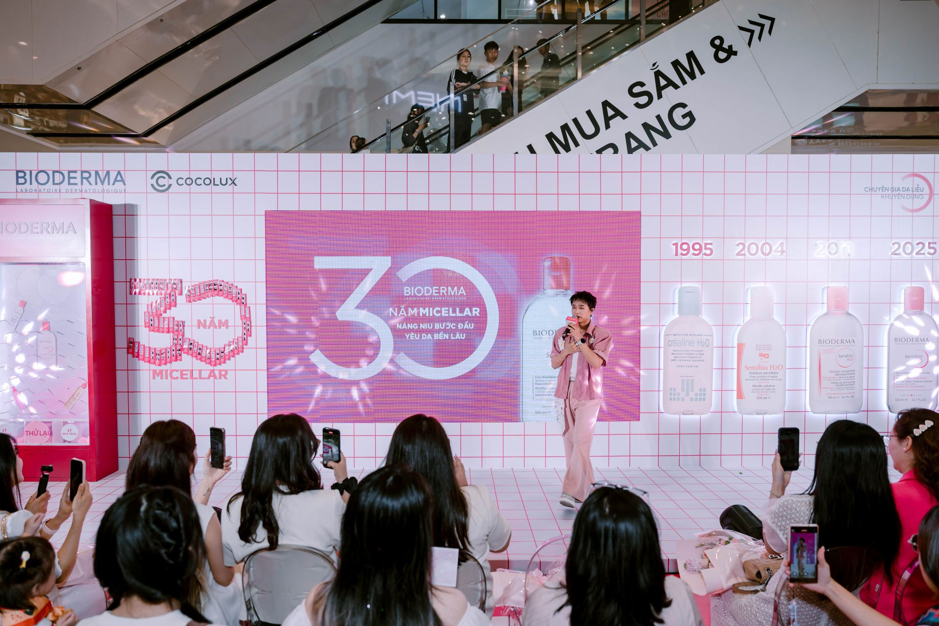 Ảnh 2 Nhạc sĩ, ca sĩ Bùi Công Nam _phiêu_ trên sân khấu Mê Cellar Studio (1).jpg