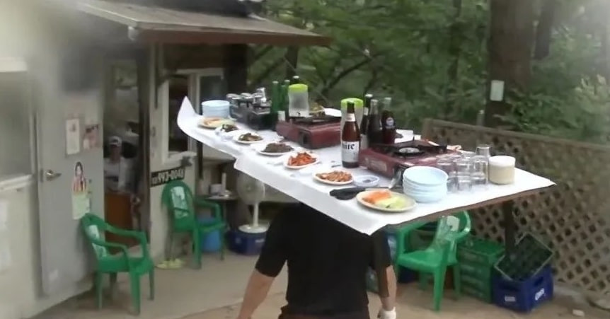 Chủ quán đội cả bàn ăn lên đầu, leo cầu thang thoăn thoắt phục vụ thực khách