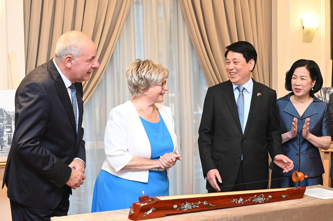 Chủ tịch nước Lương Cường tặng đàn bầu cho Phu nhân Tổng thống Hungary