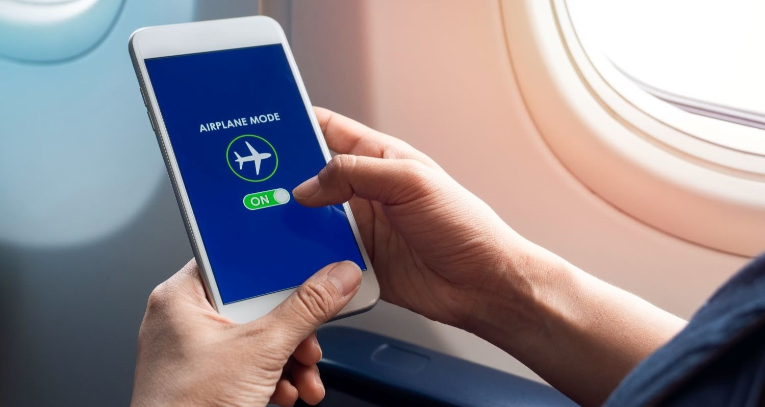 Chuyện gì xảy ra nếu điện thoại của bạn không bật chế độ máy bay khi bay?