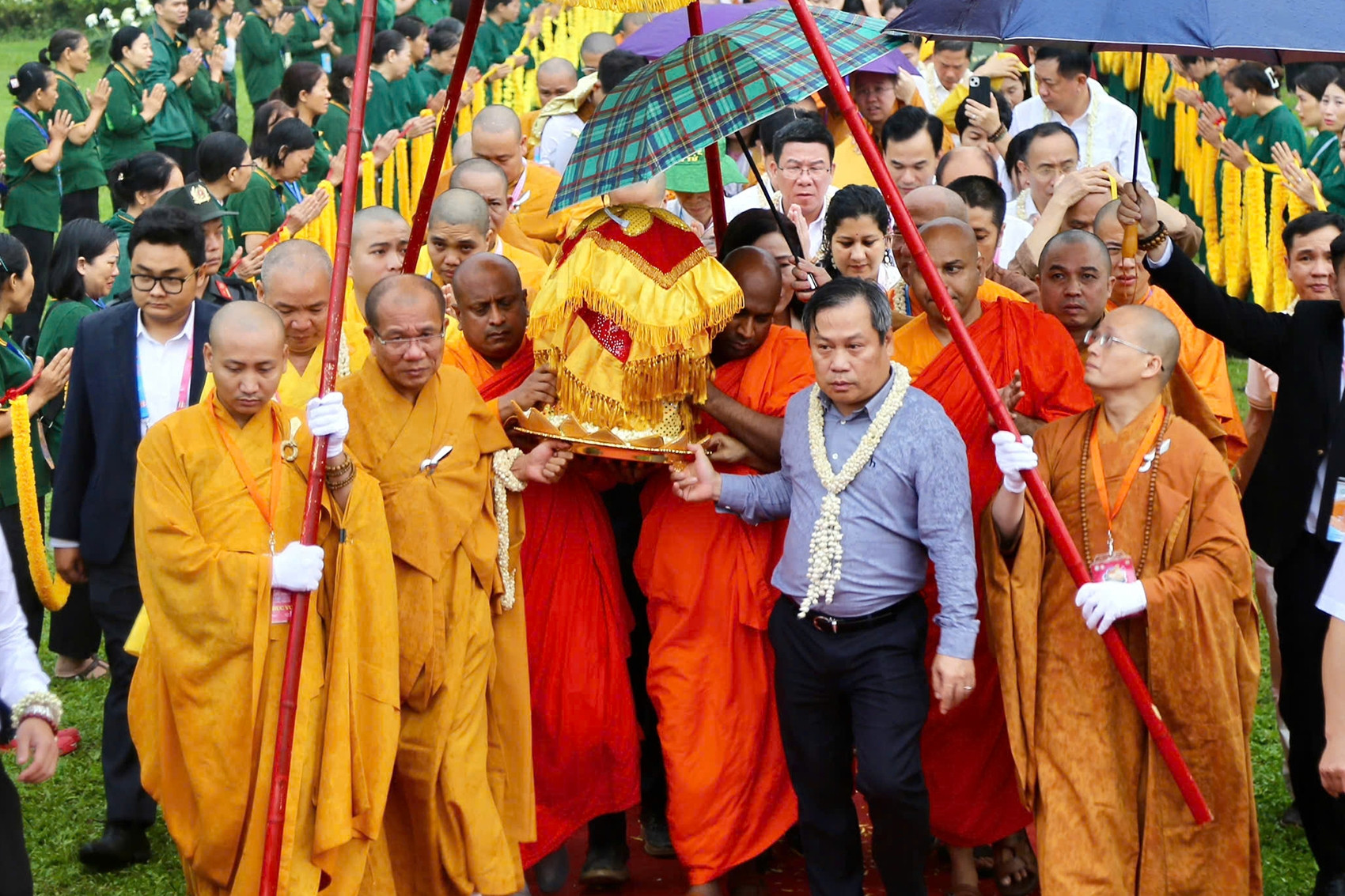 Cung rước xá lợi Đức Phật từ Yên Tử về chùa Chuông ở Hưng Yên