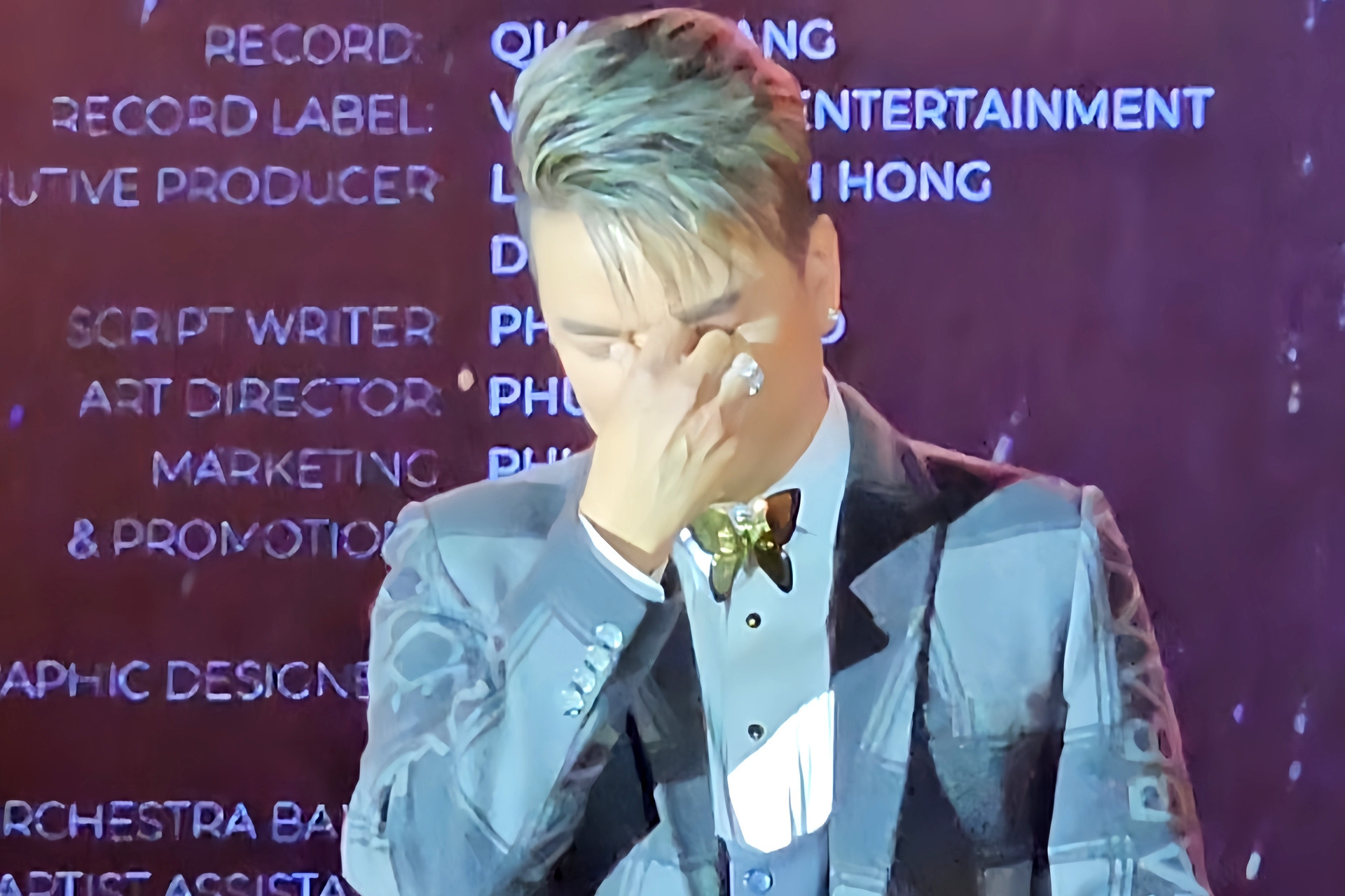 Đàm Vĩnh Hưng bật khóc, ngã khuỵu và không có phần hỏi đáp khi họp báo tái xuất