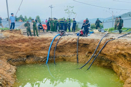 Danh tính người đi xe máy lao xuống 'hố tử thần’ sâu 10m