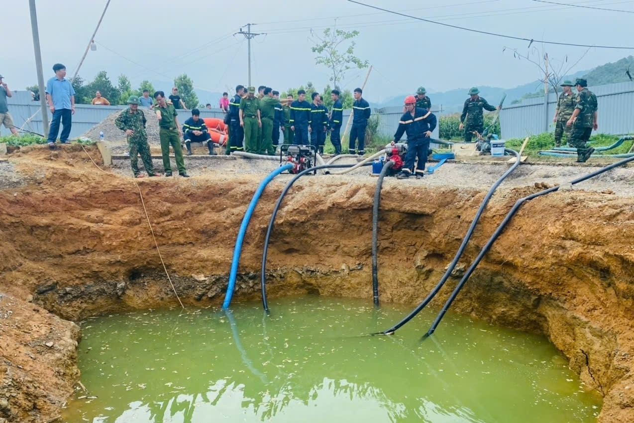 Danh tính người đi xe máy lao xuống 'hố tử thần’ sâu 10m