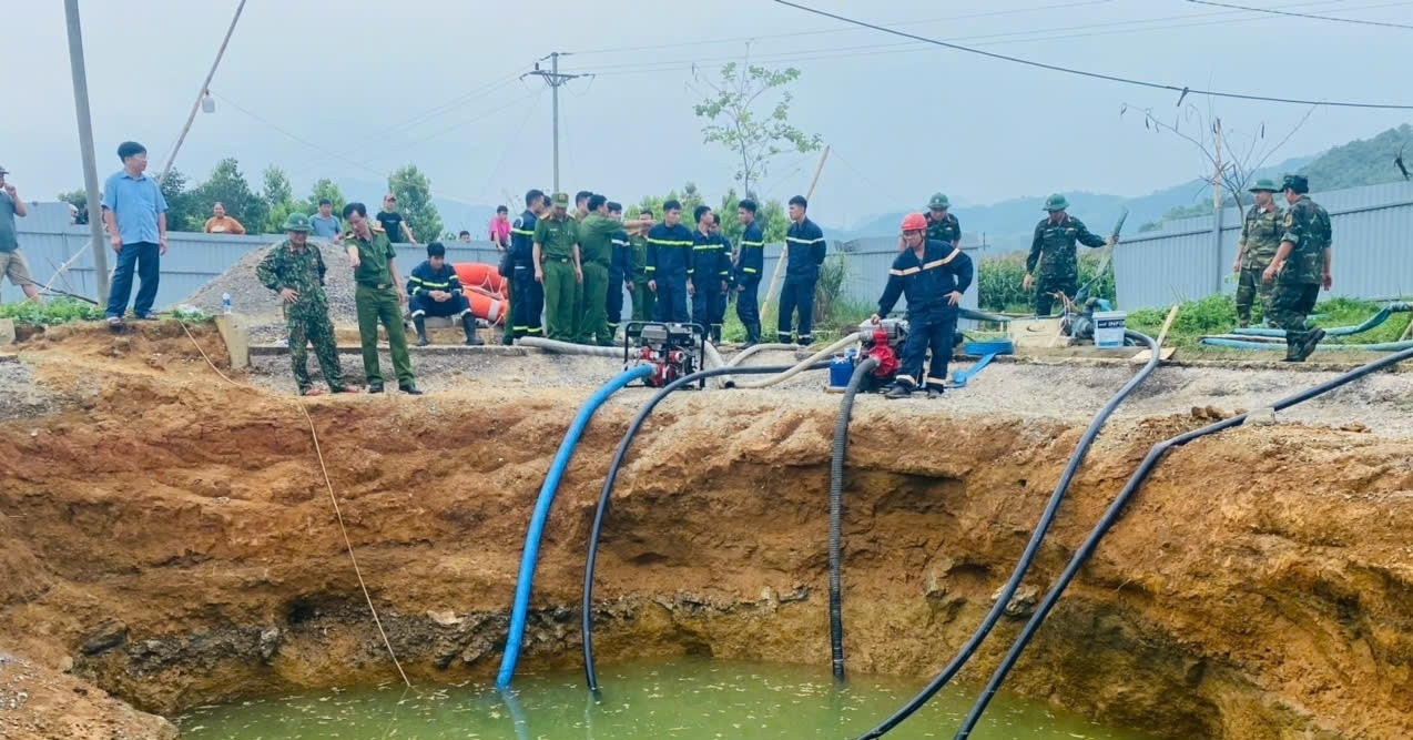 Danh tính người đi xe máy lao xuống 'hố tử thần’ sâu 10m