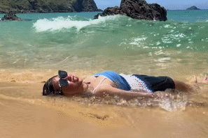 'Đu trend' ở biển Kỳ Co, cô gái gặp sự cố dở khóc dở cười, phải vội tìm bác sĩ