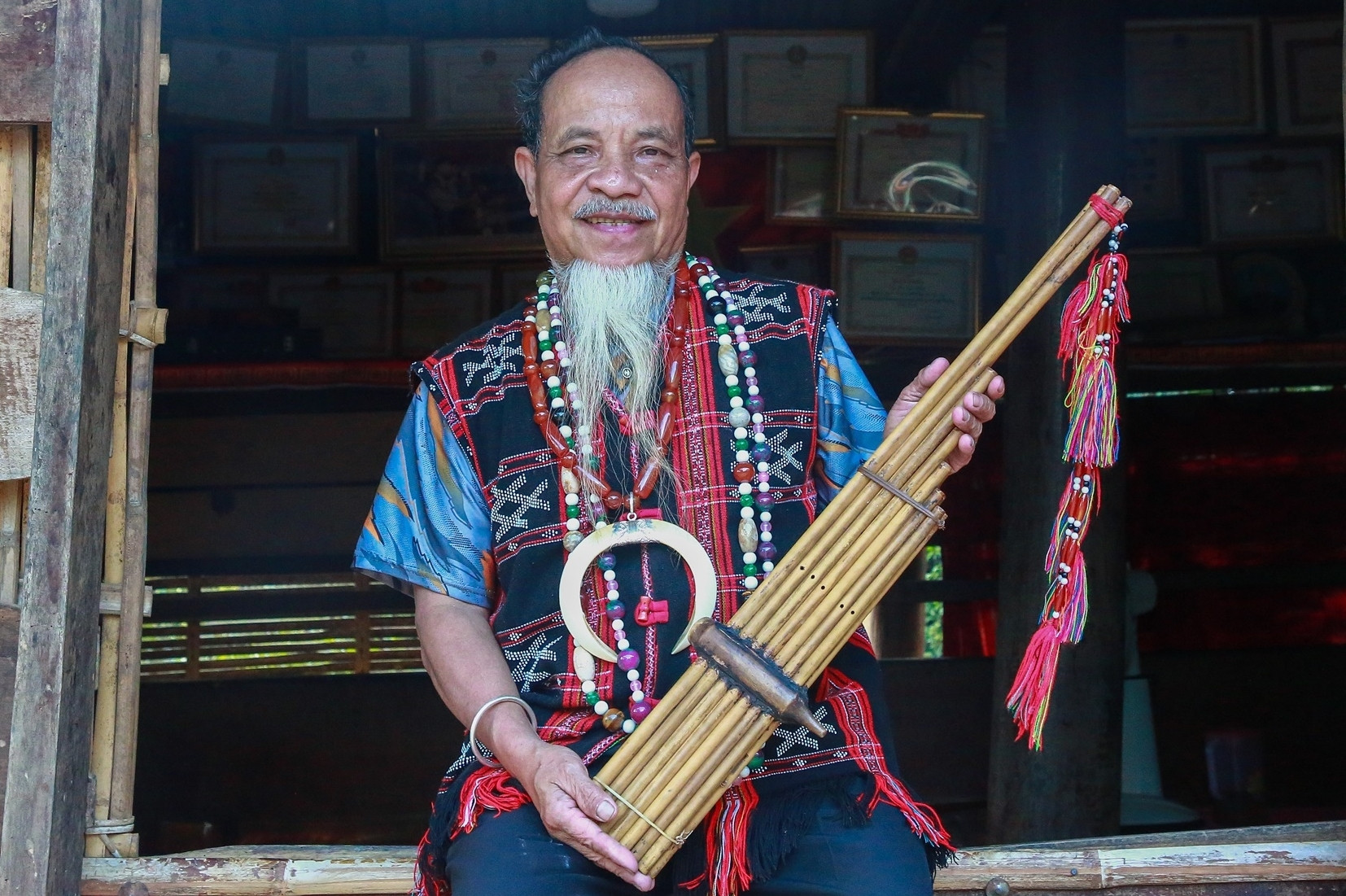 'Già làng đa năng' giữa đại ngàn, am tường nghệ thuật, giữ lửa văn hóa Cơ Tu