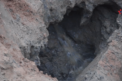 Hiện trường tìm kiếm người đi xe máy rơi ‘hố tử thần’: Lòng hố biến đổi kỳ lạ