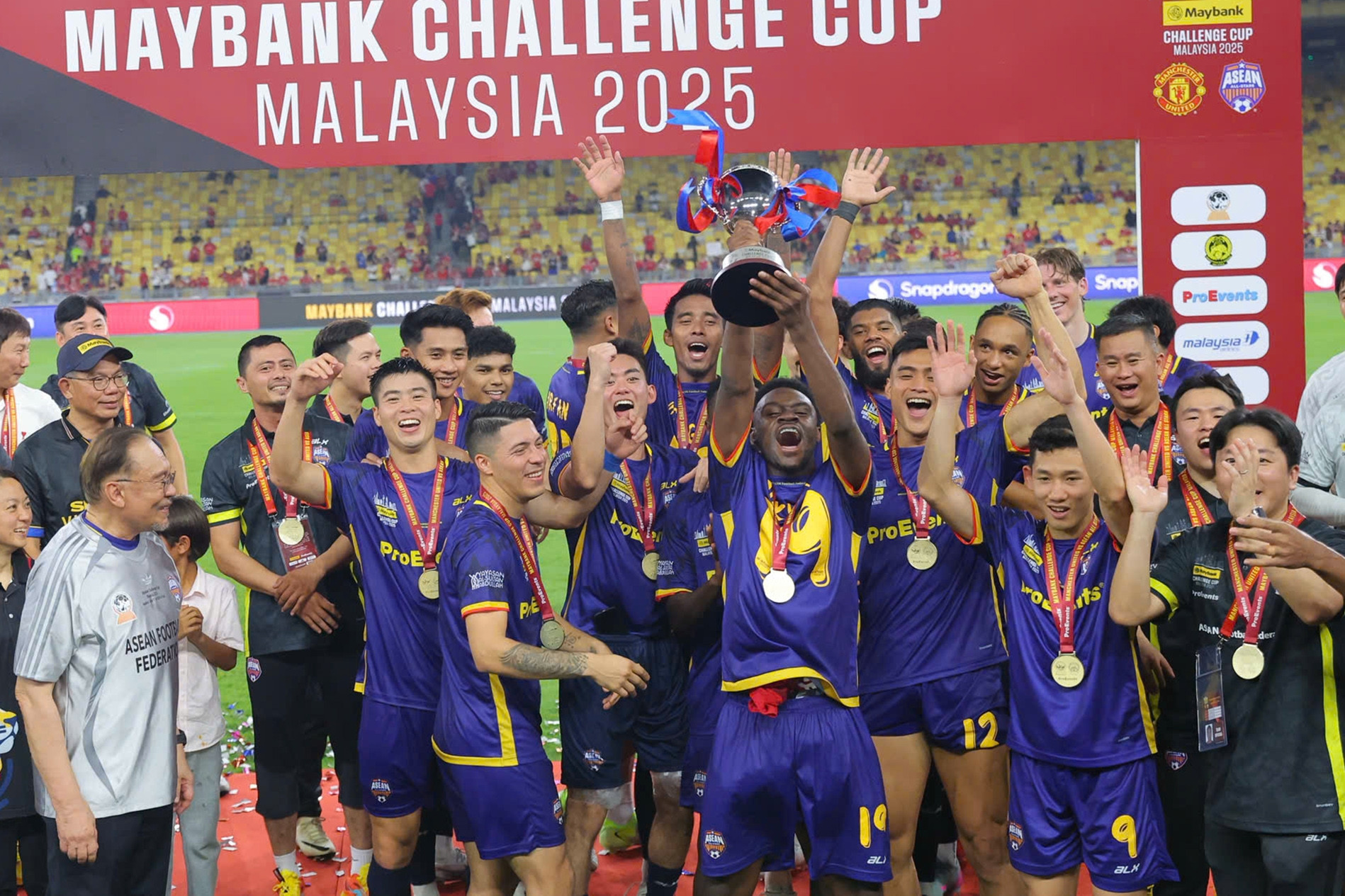 Khoảnh khắc Hai Long, Hoàng Đức nâng cúp trước dàn sao MU