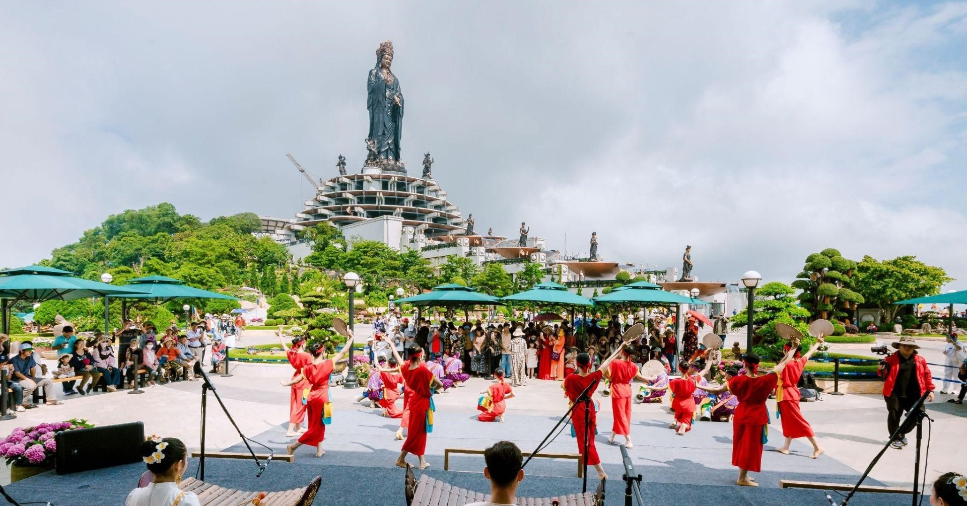Lễ hội dâng đăng độc đáo mừng Lễ Vía Bà tại núi Bà Đen