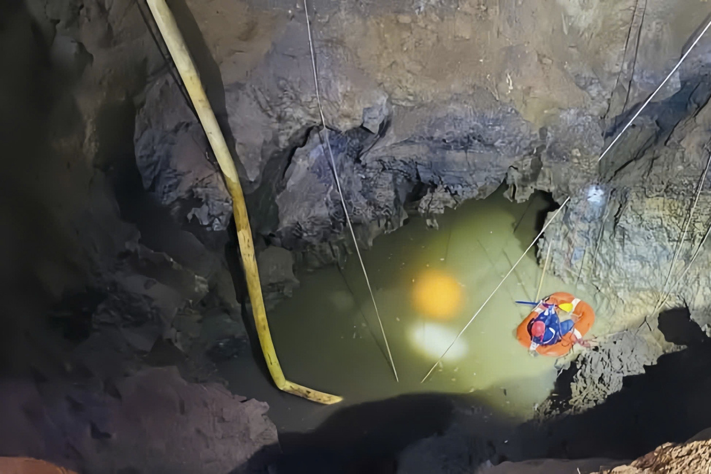 Vụ người đi xe máy rơi 'hố tử thần’: Xuyên đêm treo dây tiếp cận hốc sâu tìm nạn nhân